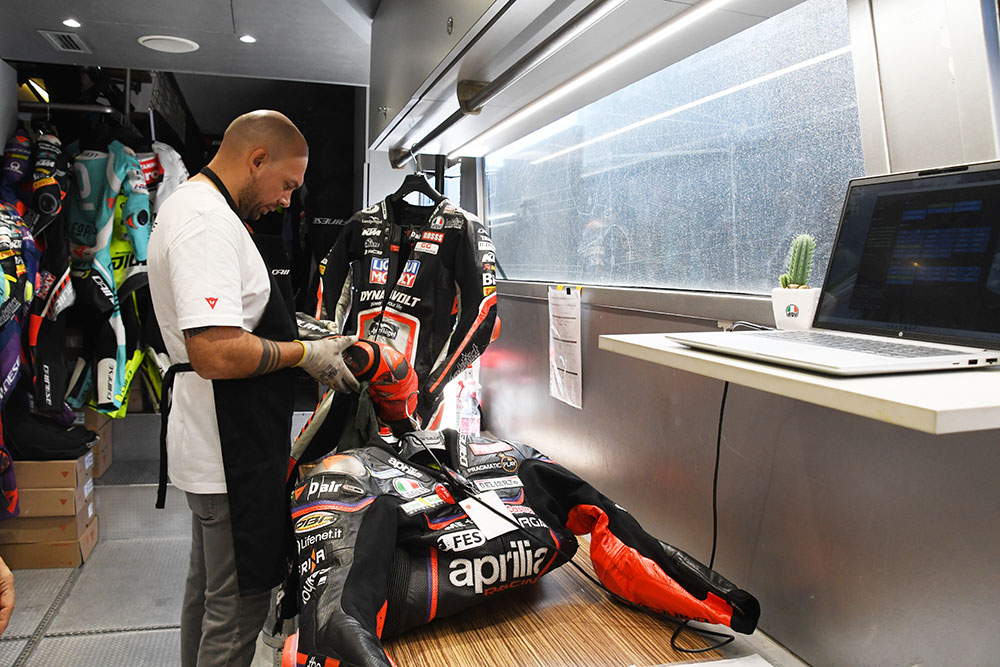 「モーターファンバイクス」掲載／「安全性と快適性のはざまで。」ダイネーゼ、MotoGPで追う究極のバランス【インタビュー】