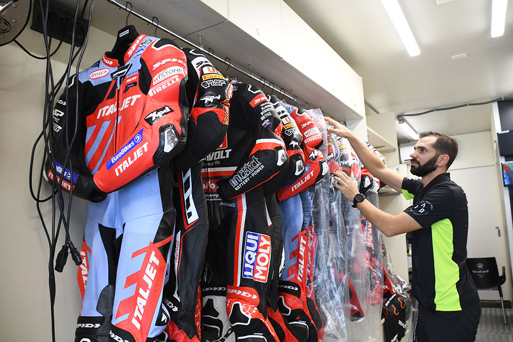 「モーターファンバイクス」掲載／「ストレートスピード向上のためにレザースーツを調整する」インタビュー：SPIDIのMotoGPレーシング・サービス